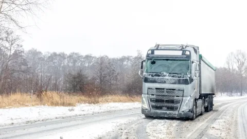 Zima nad morzem – gołoledź na S3, wiatr i sól. Jak uniknąć lawety