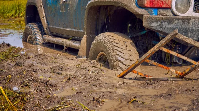 Auto w piachu, błocie i rowie – wyciąganie i koszty usługi