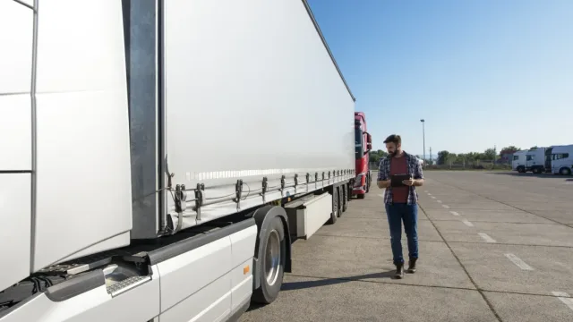 Pomoc drogowa dla firm i flot – umowa, faktura, czas reakcji